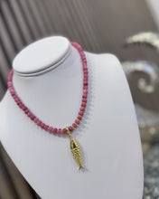 Cargar imagen en el visor de la galería, Agate Fish Necklace