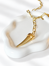 Cargar imagen en el visor de la galería, Necklace Horn &amp; Luck
