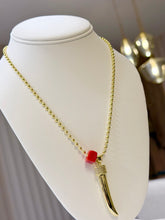 Load image into Gallery viewer, Neckace Horn Red
