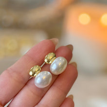 Load image into Gallery viewer, Earrings Top Pearl
