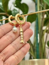 Cargar imagen en el visor de la galería, Turquoise Fish Earrings
