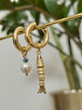 Cargar imagen en el visor de la galería, Turquoise Fish Earrings
