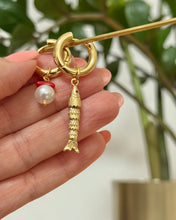 Cargar imagen en el visor de la galería, Coral Fish Earrings
