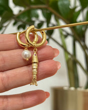 Cargar imagen en el visor de la galería, Pearl Fish Earrings
