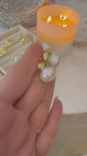 Load and play video in Gallery viewer, Earrings Top Pearl

